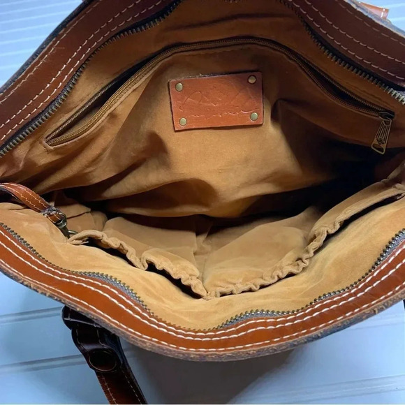 Patricia Nash Poppy Tote Bag in Wild Bloom - Picture 3 of 12